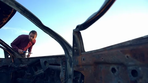 A young insurance agent describes the consequences of vandalism Stockbeeldmateriaal 115038562