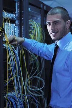 Young it engineer in datacenter server room Foto stock