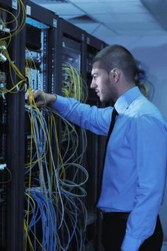 Young it engineer in datacenter server room Foto stock