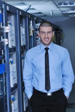 Young it engineer in datacenter server room Foto stock
