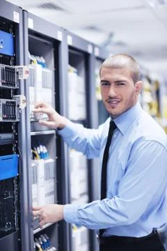 Young it engineer in datacenter server room Foto stock