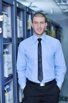 Young it engineer in datacenter server room Foto stock