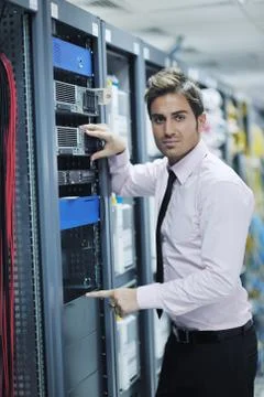Young it engineer in datacenter server room Foto stock