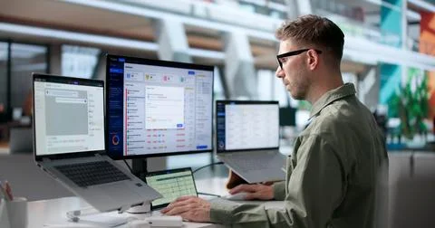 Young IT Support Specialist Solves Customer Issue Using Helpdesk Software Sys 스톡 사진