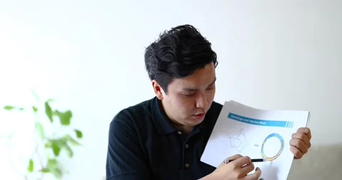 Young Japanese man having a remote meeting Vidéo 140246928