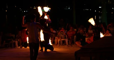 Young Jugglers Men Juggling with Fire Sticks Rotating Fire Torches Show at Night 库存影片 95803245