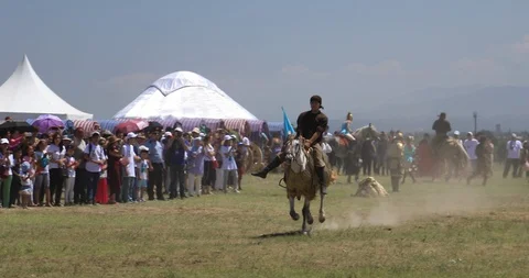Young kazakh man doing tricks during riding a horse. Stock-Footage 105555939