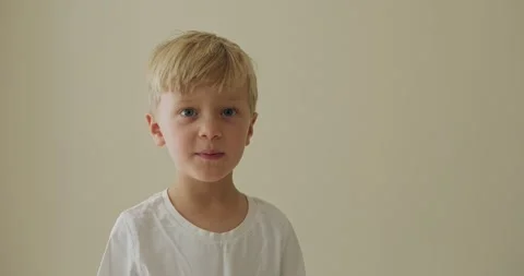 Young kid exploring softly illuminated, an ignorant youngster bathed in subtle 库存影片 324824388