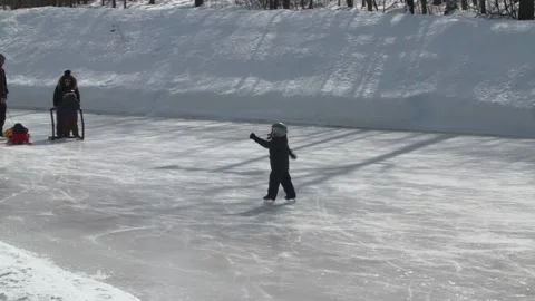 Young kid skating 库存影片 230690344