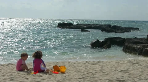 Young kids playing on the Beach Vídeo Stock 22930749