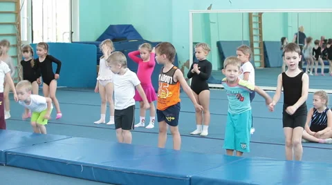 Young kids practice acrobatic exercises. Stock Footage 39981343
