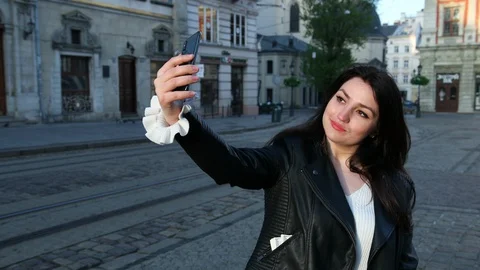 Young lady builder makes selphies on her smartphone, communication concept 스톡 동영상 109543187