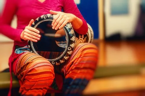 Young lady drummer with her djembe drum. Foto stock