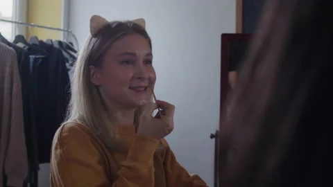 A young lady is explaining how to draw a greasepaint better Video stock 170202578