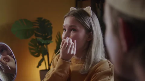 A young lady is explaining how to draw a greasepaint better Video stock 170462591