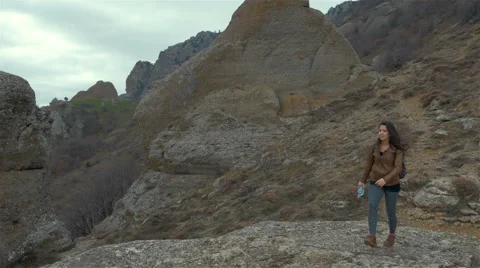 Young lady hiker with backpack, with the top of the mountain Video stock 59084445