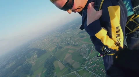 Young lady observing the nature when skydiving Vidéo 55342873