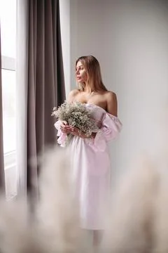 Young lady posing with big bunch of flowers Foto stock
