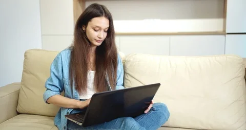Young Lady Typing on Laptop in Empty Flat 库存影片 118176885