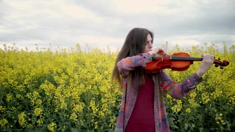 Young Lady Violin Player Practicing in Nature Pan to Rape Field Vidéo 289669825