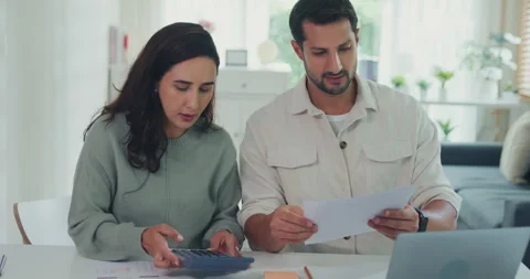 Young Latin couple on laptop computer check document paper pay bills online. 库存影片 337039637