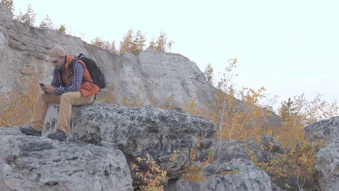 Young, Lost Man With Smartphone Looking For Direction On mountain. Guy usin.. 库存影片 73424992