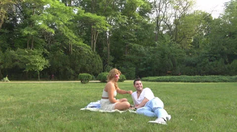 Young lovers in the park Vídeos de archivo 23776790