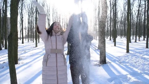Young loving couple having fun in snowy park Видео 81735790