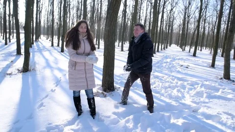 Young loving couple having fun in snowy park 库存影片 81736466