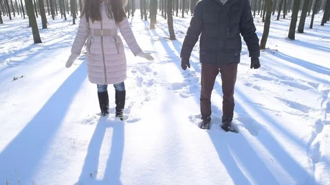 Young loving couple having fun in snowy park Vidéo 81736779