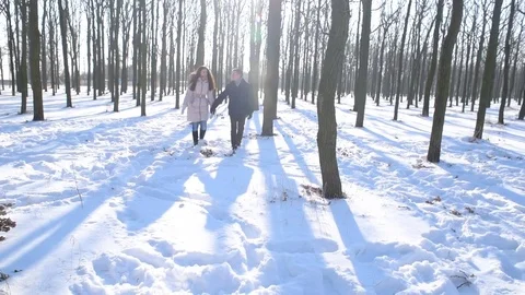 Young loving couple having fun in snowy park 库存影片 81737028