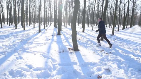 Young loving couple having fun in snowy park Stockbeeldmateriaal 81737087