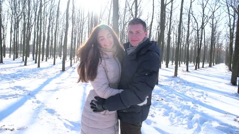Young loving couple having fun in snowy park Vidéo 81738158