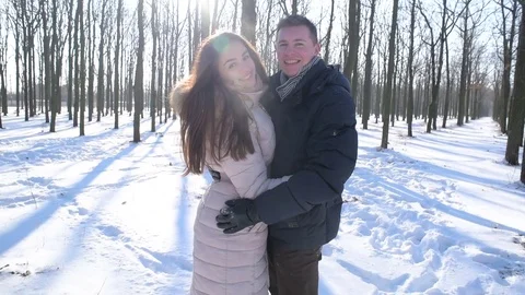 Young loving couple having fun in snowy park Stockbeeldmateriaal 81738436