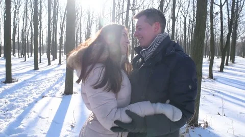 Young loving couple having fun in snowy park 库存影片 81738847