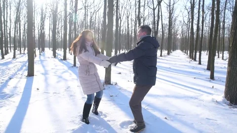 Young loving couple having fun in snowy park Vidéo 81739239