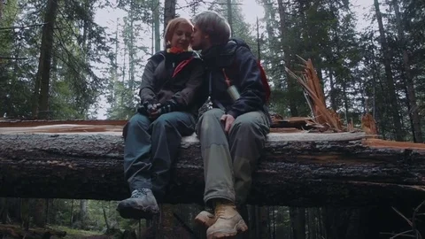 Young loving couple having fun in mountain forest 库存影片 82829674