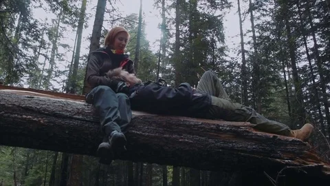 Young loving couple having fun in mountain forest Vidéo 82829696