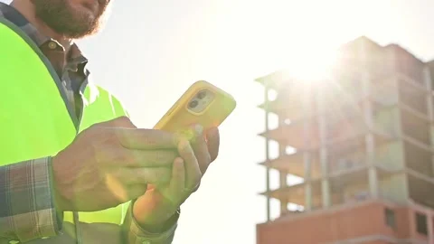 Young male builder engineer architect foreman designer typing on the phone Vídeo Stock 201364798