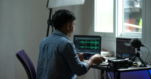 Young male content creator working from home Vídeo Stock 128996841