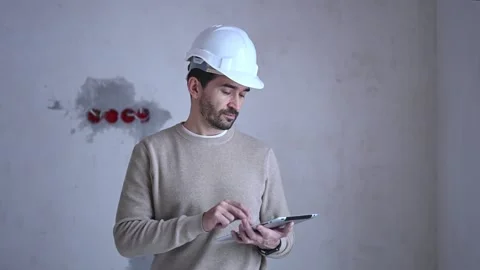 Young male engineer inspecting the construction site using tablet Vídeo Stock 270239726