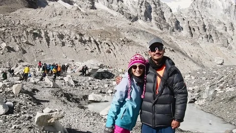 Young male nepalese guide with client caucasian european trekker by Everest.. Vídeos de archivo 277359532