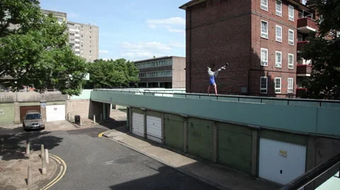 A young male performs parkour 스톡 동영상 35401982
