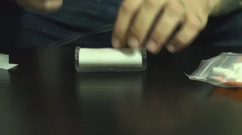 Young Male Rolling A Cigarette With A Rolling Machine Front Shot Vídeo Stock 33729044
