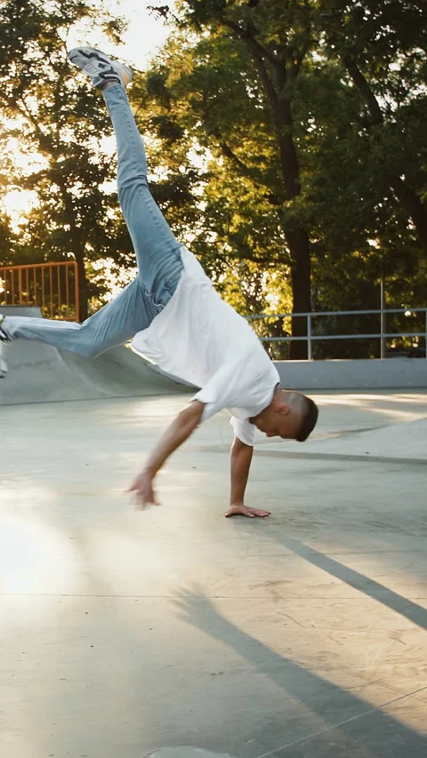 Young male is spinning performing windmill movement while breakdancing on pump Video stock 314020655