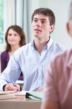 Young Man In Adult Education Class Foto stock