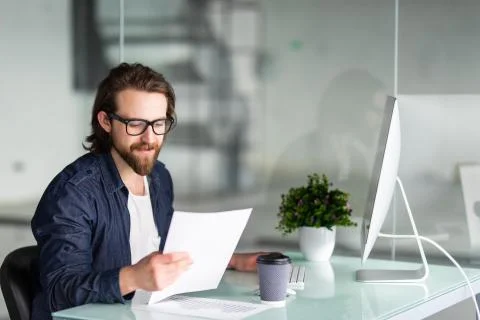 Young man analyzing financial data in the office Foto stock