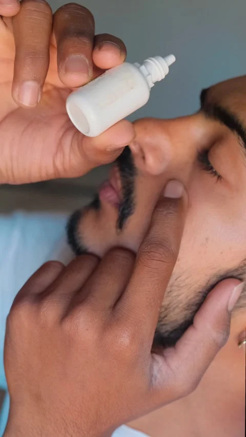 Young Man Applying Eye Drops in Eye – Self Care and Vision Treatment Vidéo 332655086
