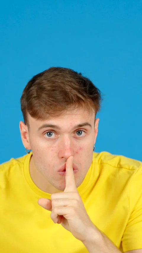 Young man asking for silence Vídeos de archivo 254458301