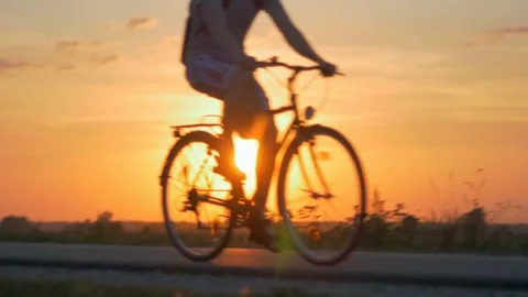 Young man with backpack riding a bicycle outdoors. Vídeo Stock 83121680